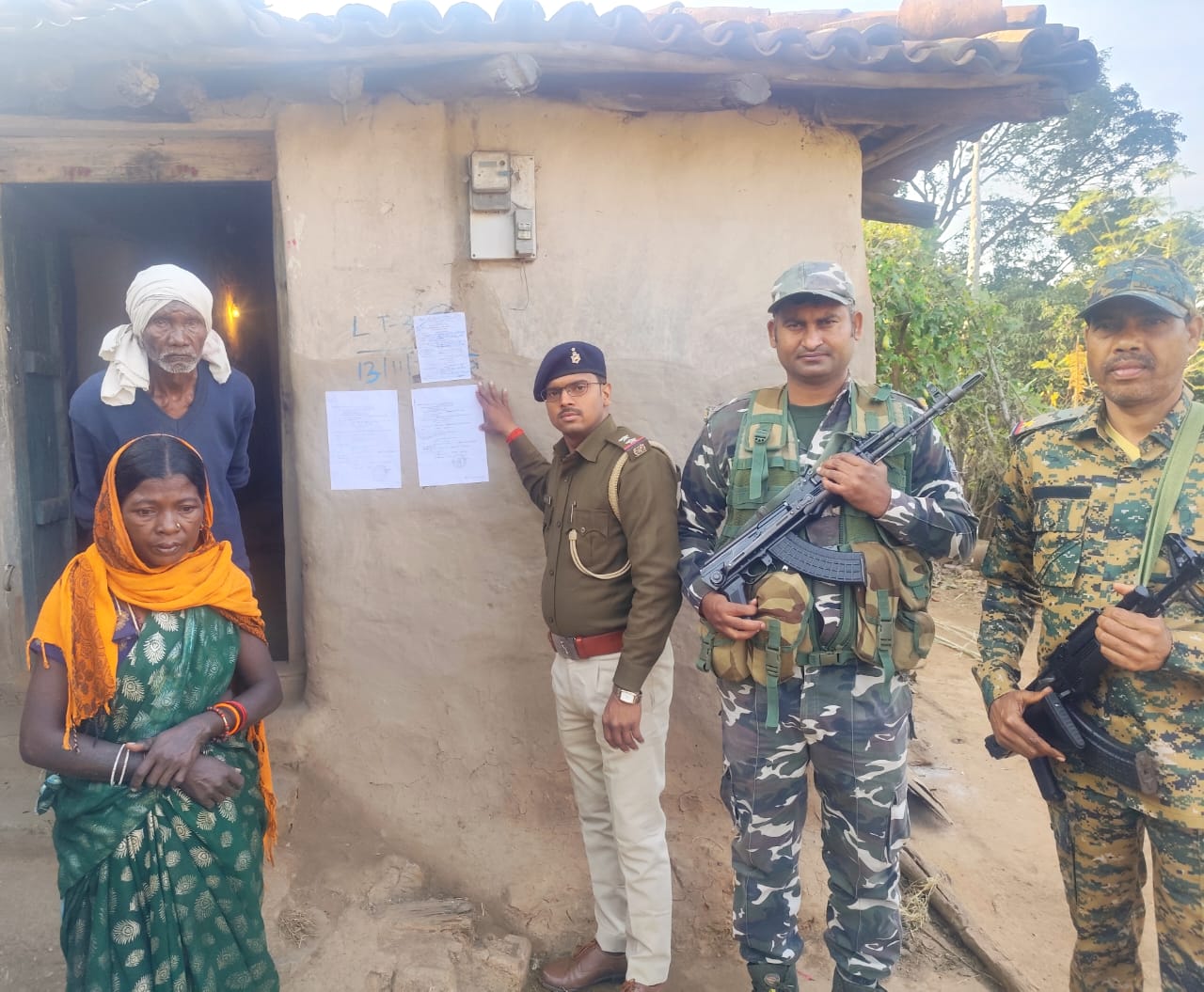 लातेहार पुलिस ने तीन फरार आरोपियों के घरों पर चिपकाया इश्तेहार