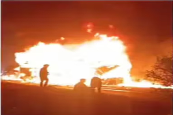 कर्नाटक :   ट्रक से टक्कर के बाद बस में लगी भीषण आग, 10 यात्री जिंदा जले, PM ने किया मुआवजे का ऐलान