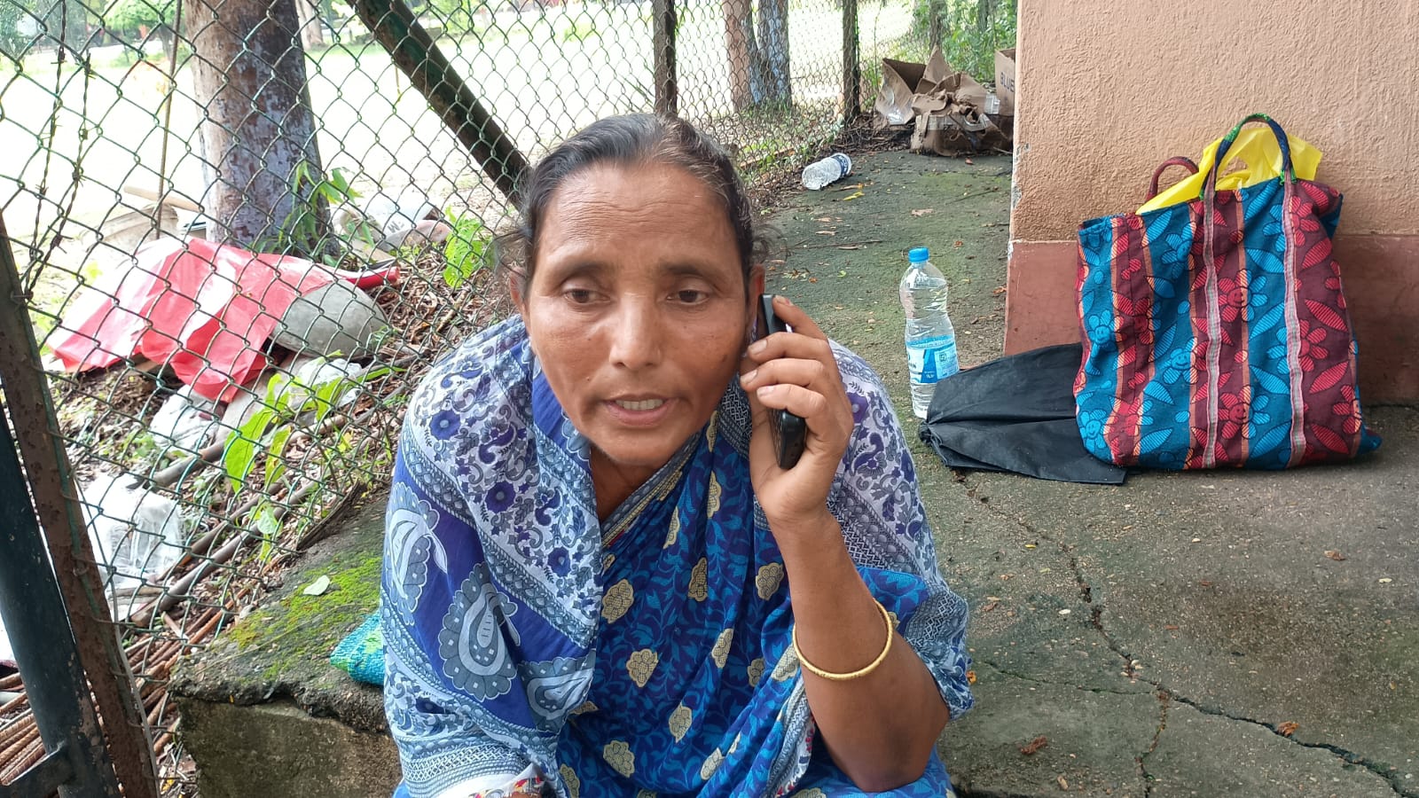 नौकरी की मांग को लेकर विस्थापित महिला ने यूसिल की गेट पर जड़ा ताला, धरने पर बैठी