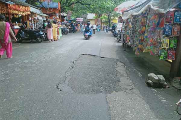 Lagatar Impact :  पहाड़ी मंदिर के मुख्य गेट के सामने बने गड्ढे को प्रशासन से भरवाया