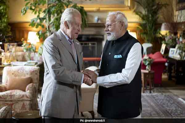 किंग चार्ल्स III से मिले पीएम मोदी, सोनोमा डव ट्री किया  भेंट