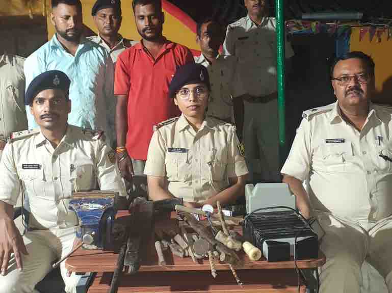 पूर्वी चंपारण :  फर्जी दस्तावेज और मिनी गन फैक्ट्री का भंडाफोड़, दो भाई गिरफ्तार