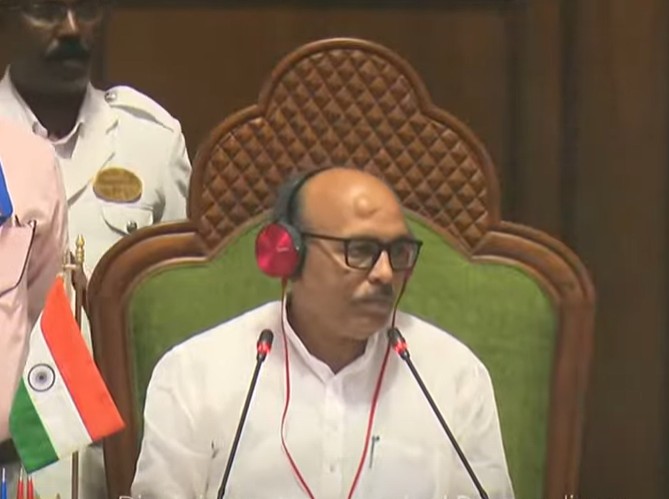 झारखंड विस मॉनसून सत्र :  सदन में जोरदार हंगामा, विपक्ष ने वेल में पोस्टर फाड़कर फेंका