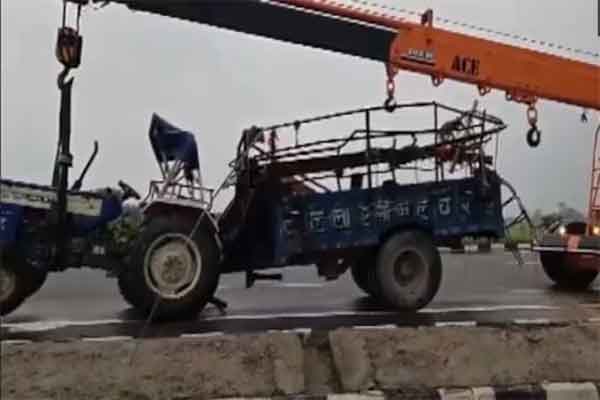UP:  ट्रैक्टर ट्रॉली और कंटेनर की जोरदार टक्कर, 8 श्रद्धालुओं की मौत, 43 घायल