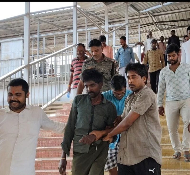 डाल्टनगंज रेलवे स्टेशन के फुटओवर ब्रिज पर चढ़ा युवक, GRP ने नीचे उतारा