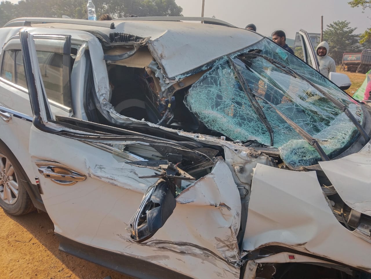 बहरागोड़ा : अनियंत्रित होकर कार ट्रेलर से टकराई, रांची लौट रहे परिवार के तीन लोग घायल