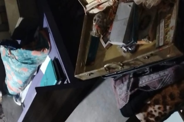 पलामू :  जेलहाता में बंद घर से नकद और 5 लाख के गहने की चोरी, पुलिस जांच में जुटी