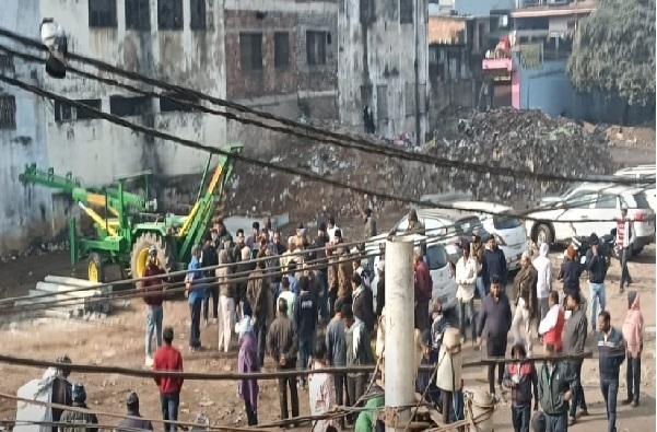 रामगढ़ : प्रशासन की रोक के बावजूद लोहार टोला जमीन की घेराबंदी शुरू, विरोध के बाद काम रूका