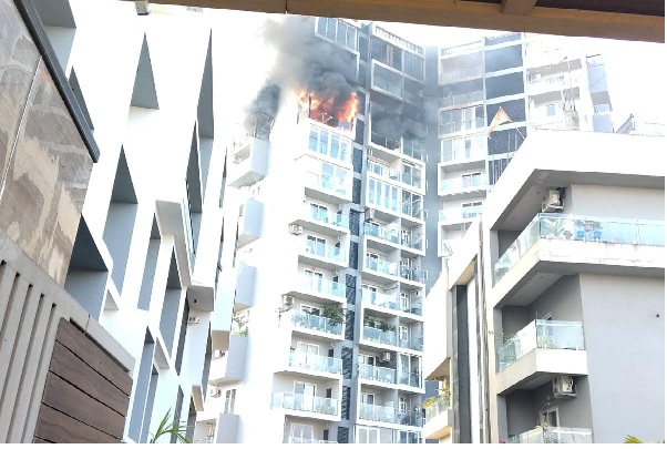 रांची :  अरगोड़ा स्थित पर्ल आर्किड अपार्टमेंट के टॉप फ्लोर में लगी भीषण आग, लोगों में अफरा-तफरी