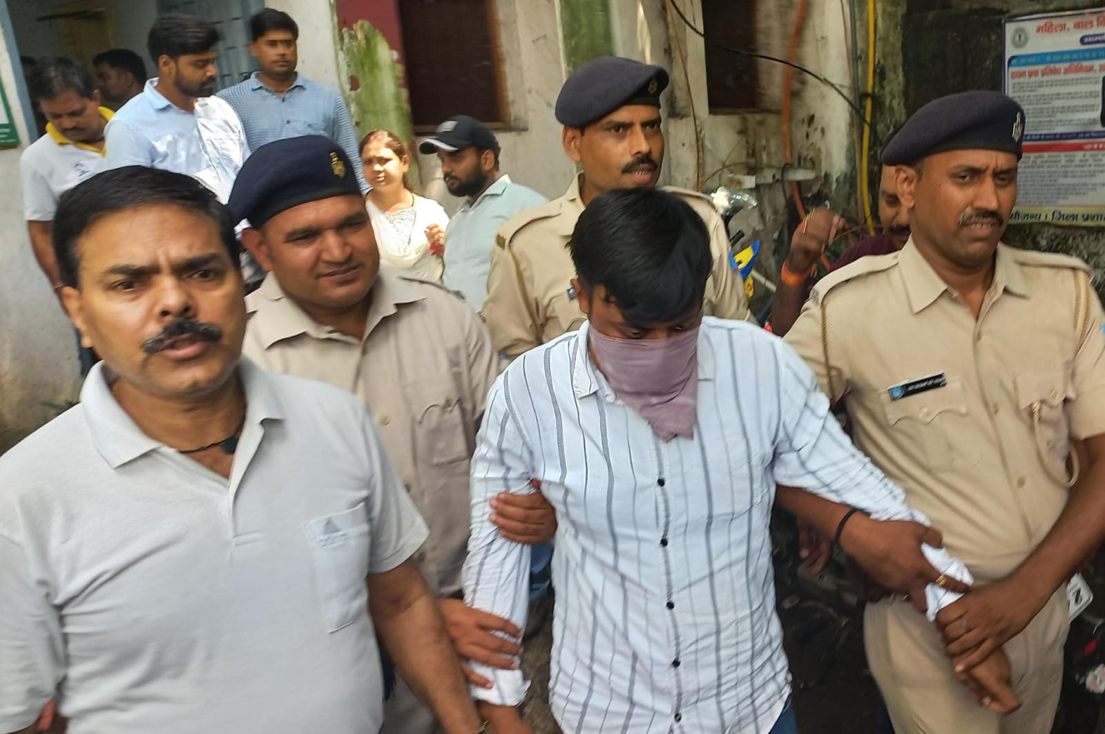 धनबाद :  DCLR कार्यालय का कंप्यूटर ऑपरेटर 15 हजार घूस लेते रंगे हाथ गिरफ्तार