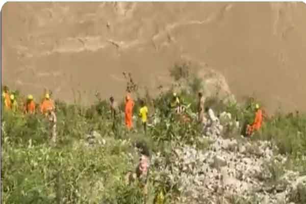 यात्रियों से भरी बस अलकनंदा नदी में गिरी, एक की मौत, कई घायल