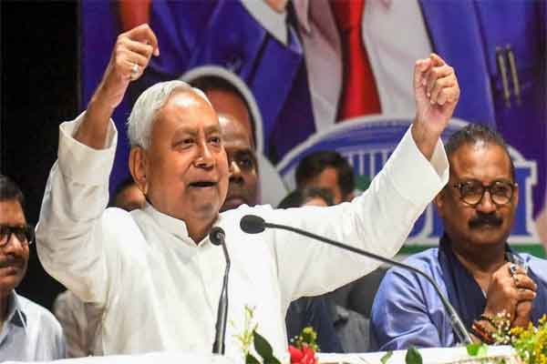 चुनाव से पहले नीतीश का बड़ा ऐलान, अब पत्रकारों को हर माह मिलेगी 15,000 की पेंशन
