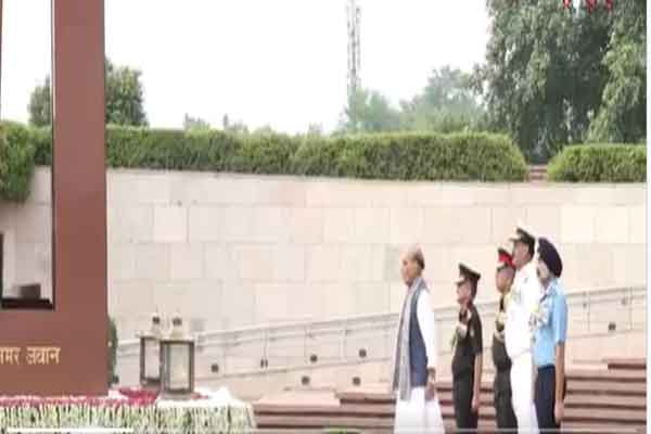 कारगिल विजय दिवस की 26वीं वर्षगांठ :  राष्ट्रपति, पीएम, रक्षा मंत्री, सेना प्रमुखों सहित अन्य ने वीर शहीदों को किया नमन