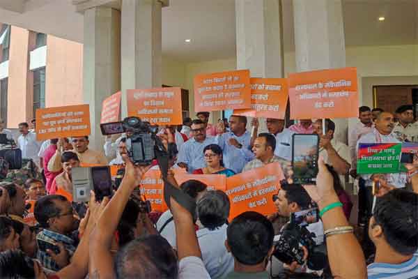 झारखंड विस मॉनसून सत्र : सदन के बाहर भी सत्ता पक्ष और विपक्ष का जोरदार प्रदर्शन