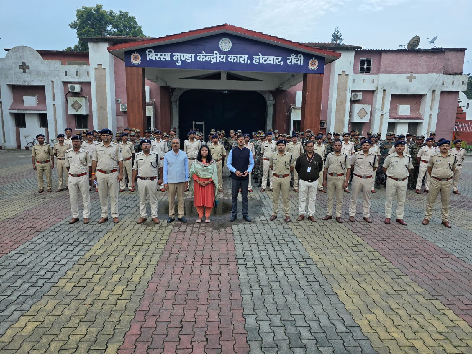 रांची के होटवार जेल में औचक छापेमारी, कैदी वार्ड से लेकर जेल अस्पताल तक की जांच