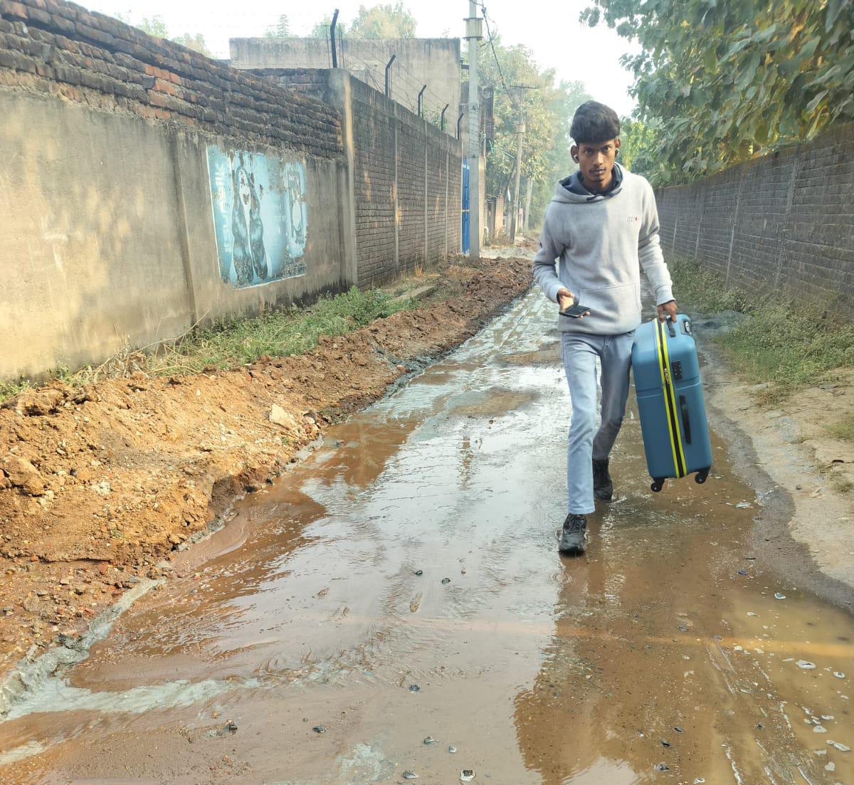 पलामू :  पाइपलाइन फटने से हर दिन हजारों लीटर पानी हो रहा बर्बाद, सड़क कीचड़ में तब्दील