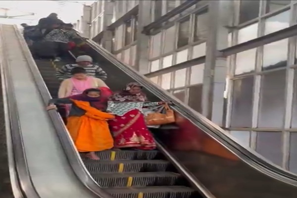 रांची रेलवे स्टेशन पर एक्सलेटर बंद होने से यात्रियों की मुश्किलें बढ़ीं, बुजुर्ग सबसे ज्यादा परेशान
