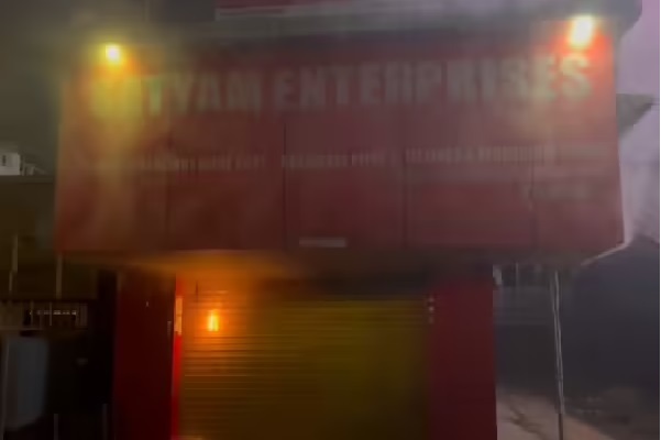 रांची के अरगोड़ा चौक पर हार्डवेयर दुकान में लगी भीषण आग