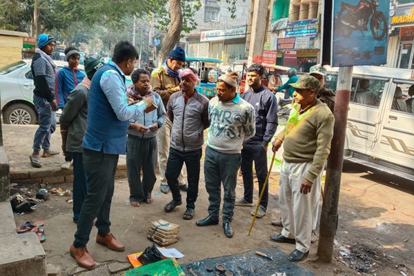 देवघर : वी-मार्ट के सामने अवैध रूप से मछली बेचने वालों पर निगम की कार्रवाई, चार विक्रेताओं का कटा चालान