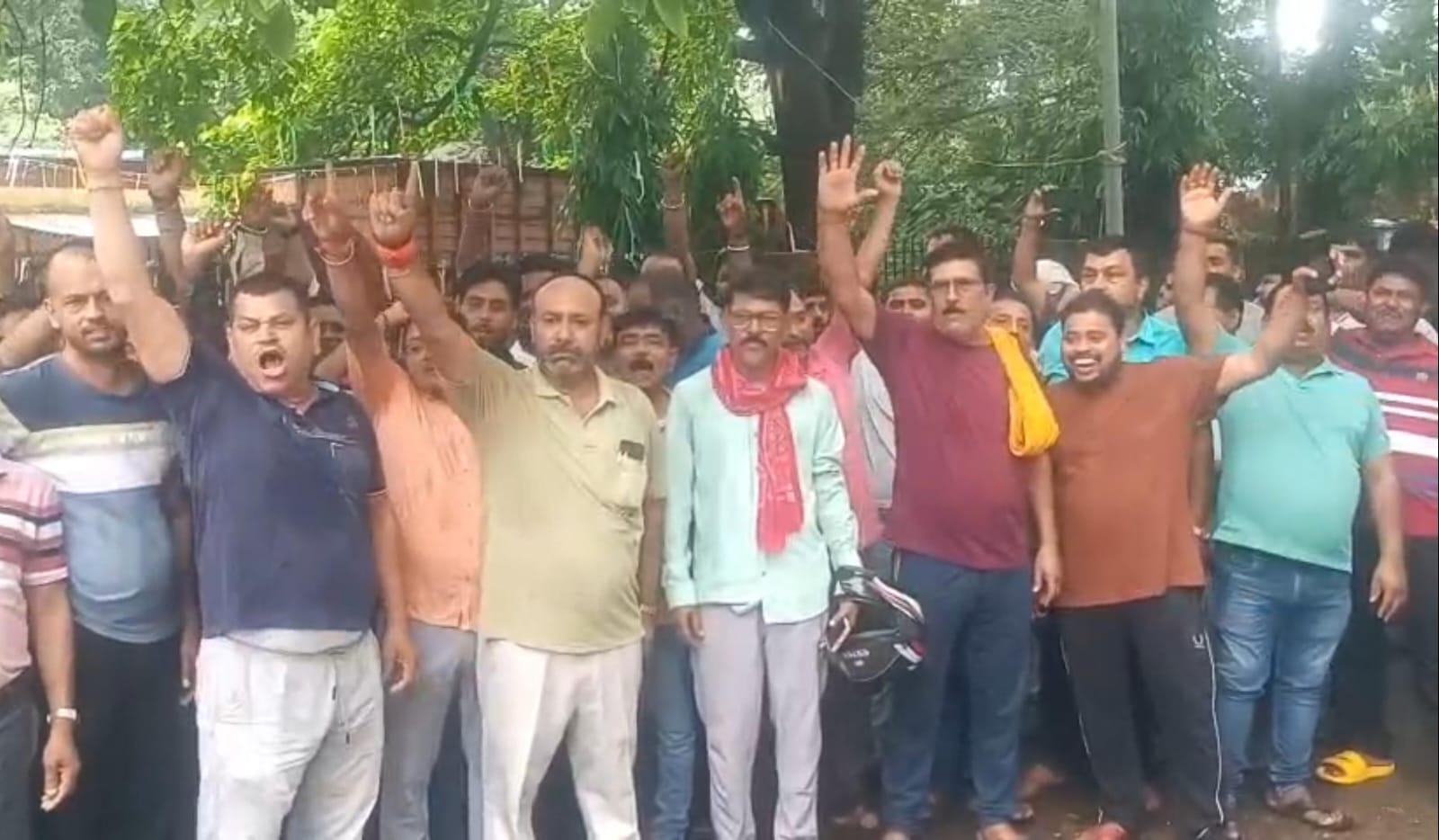 धनबाद : उत्पाद विभाग की कार्रवाई के विरोध में प्रदर्शन, बंद रहीं शराब दुकानें, सेल्समैनों की रिहाई की मांग