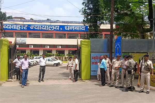 बहुचर्चित  नीरज सिंह हत्याकांड पर फैसला आज, धनबाद पुलिस-प्रशासन हाई अलर्ट पर, कोर्ट के बाहर भी चौकसी बढ़ाई गई