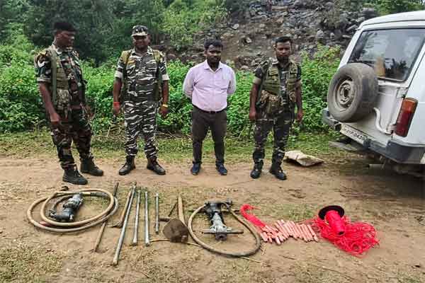 पलामू :  स्टोन बोल्डर लदे दो ट्रैक्टर जब्त, कई सामान भी बरामद