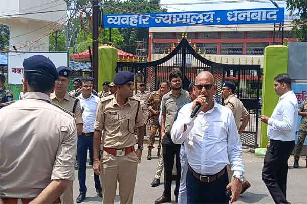 नीरज सिंह हत्याकांड :  रणधीर बर्मा से DRM चौक तक धारा 163 लागू, SSP ने लिया कोर्ट कैंपस का जायजा