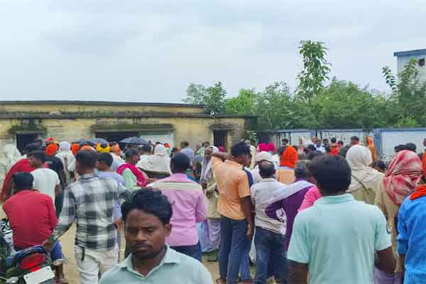 पलामू :  पैक्स केंद्रों पर यूरिया खरीदने के लिए लगी हैं लंबी कतारें