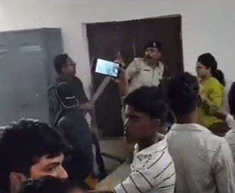 पटना : नाबालिग छात्रा के झुलसने पर स्कूल में बवाल, आक्रोशितों ने पुलिस को लाठी-डंडे से पीटा