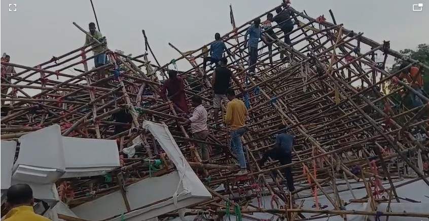 धनबाद :  भूली बी ब्लॉक का 110 फीट ऊंचा पंडाल भरभराकर गिरा, लाइट गेट व तोरण द्वार भी ढहे