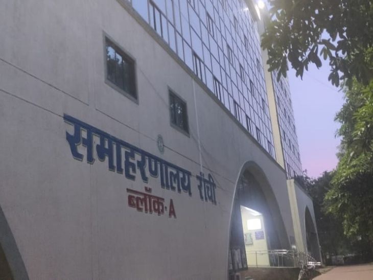 रांची : अपग्रेडेशन में देरी से खतियान निर्गत सेवा ठप, खाली हाथ  लौटे आवेदक