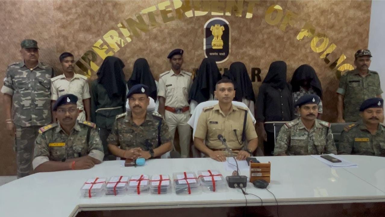 लातेहार :  घटना को अंजाम देने से पहले छह अपराधी हथियार और लेवी के साथ गिरफ्तार