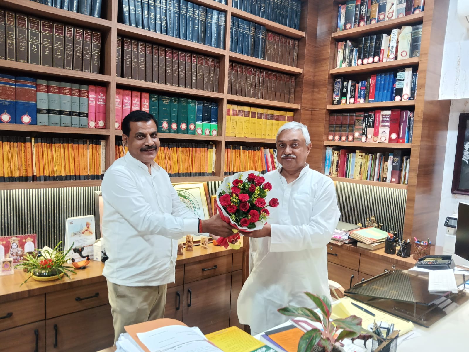 पलामू :  अधिवक्ता संघ के महासचिव ने भवन शिलान्यास को लेकर महाधिवक्ता से की मुलाकात