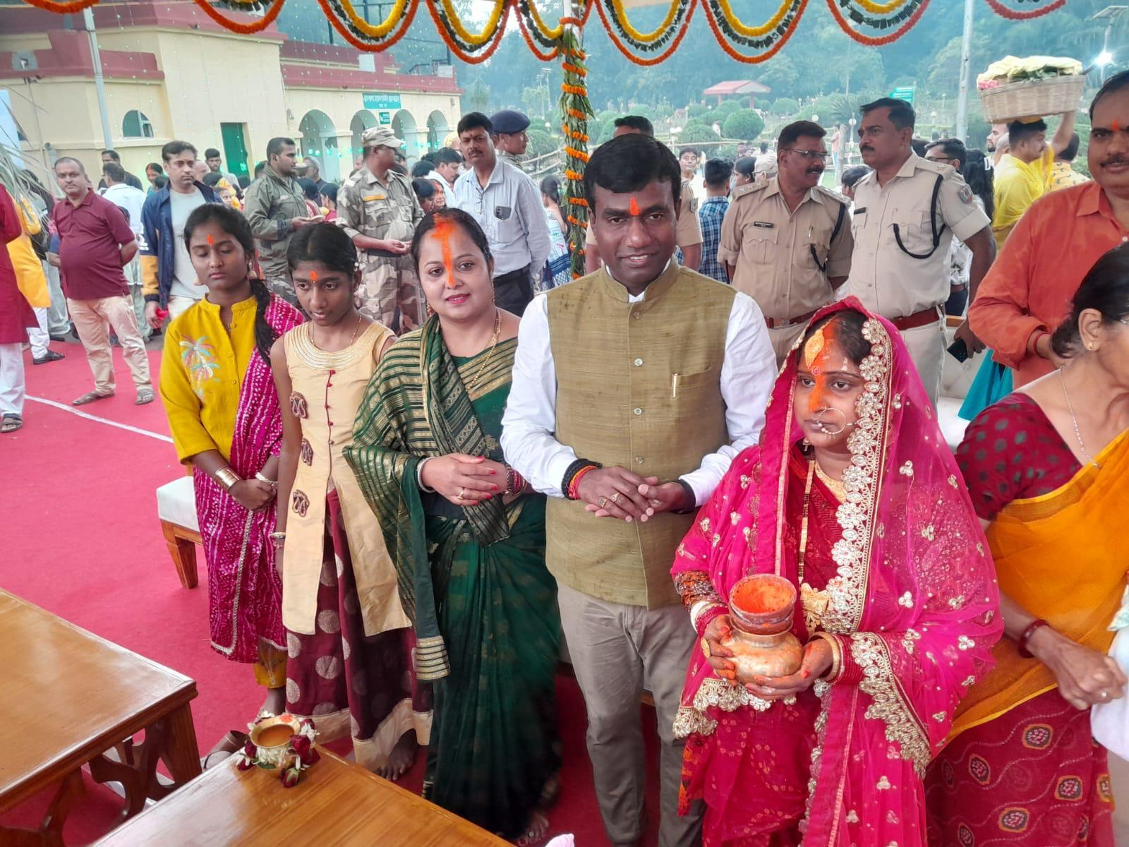 रांची डीसी ने भगवान भास्कर को दिया अर्घ्य, जिला वासियों की सुख-समृद्धि की कामना की