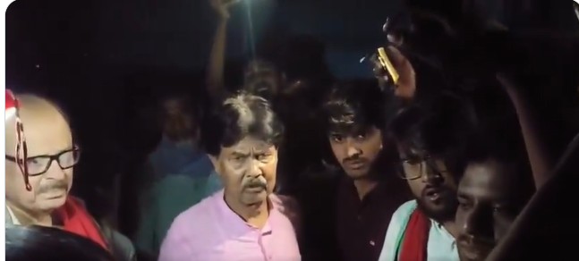 कटिहार :  चुनाव प्रचार करने पहुंचे कांग्रेस नेताओं से जनता ने मांगा पांच साल का हिसाब, खदेड़कर भगाया