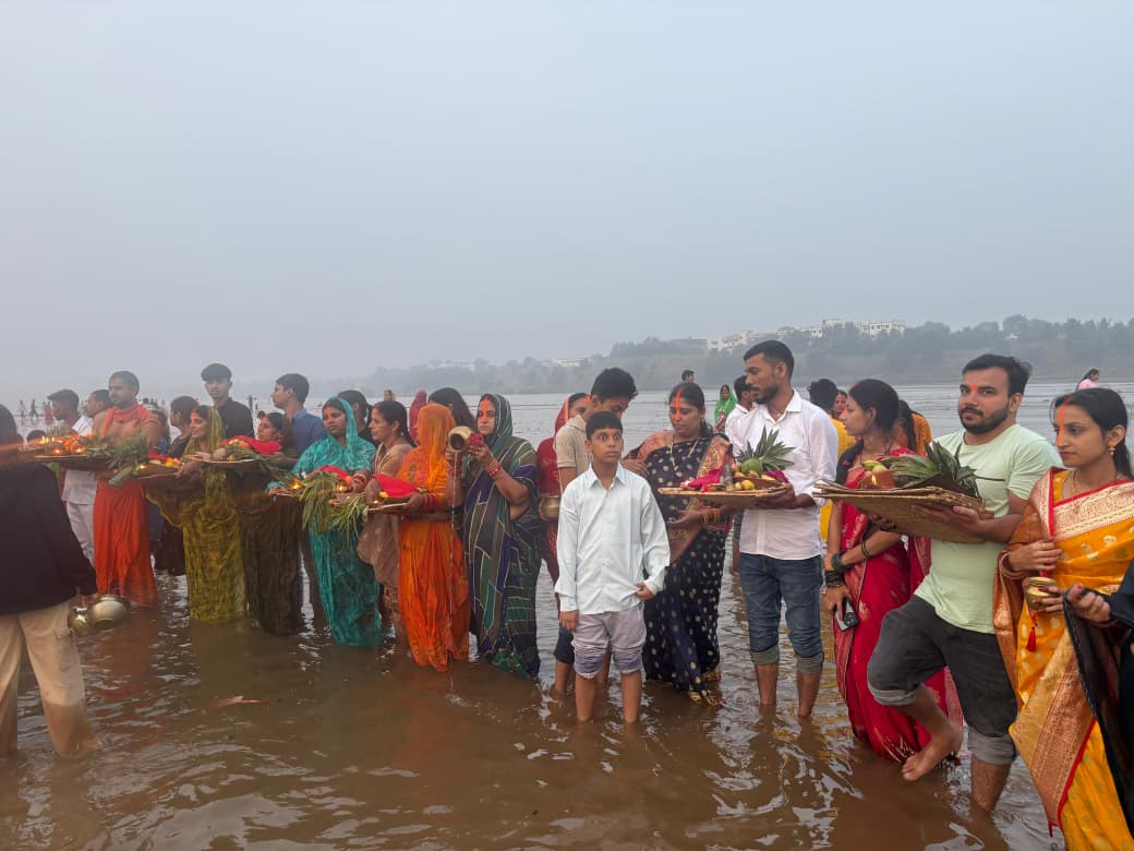 मेदिनीनगर में आस्था व उल्लास के साथ छठ महापर्व संपन्न, श्रद्धालुओं ने उगते सूर्य को दिया अर्घ्य