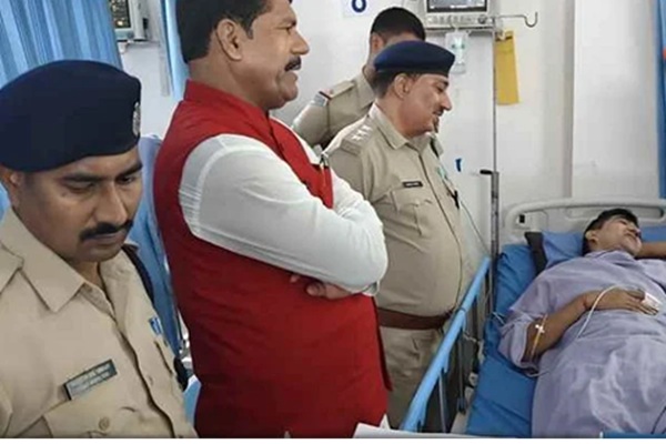 बेगूसराय :  सरकारी गाड़ी अनियंत्रित होकर डिवाइडर से टकराई, तीन अधिकारी घायल