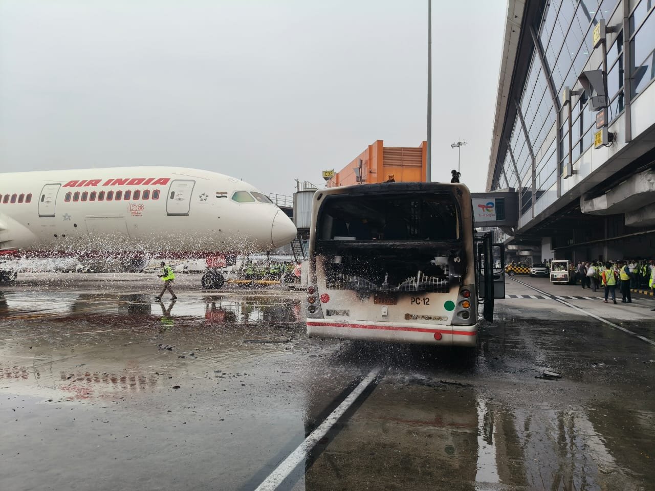 दिल्ली एयरपोर्ट पर बड़ा हादसा, टर्मिनल-3 पर खड़ी एअर इंडिया की सर्विस बस में लगी आग