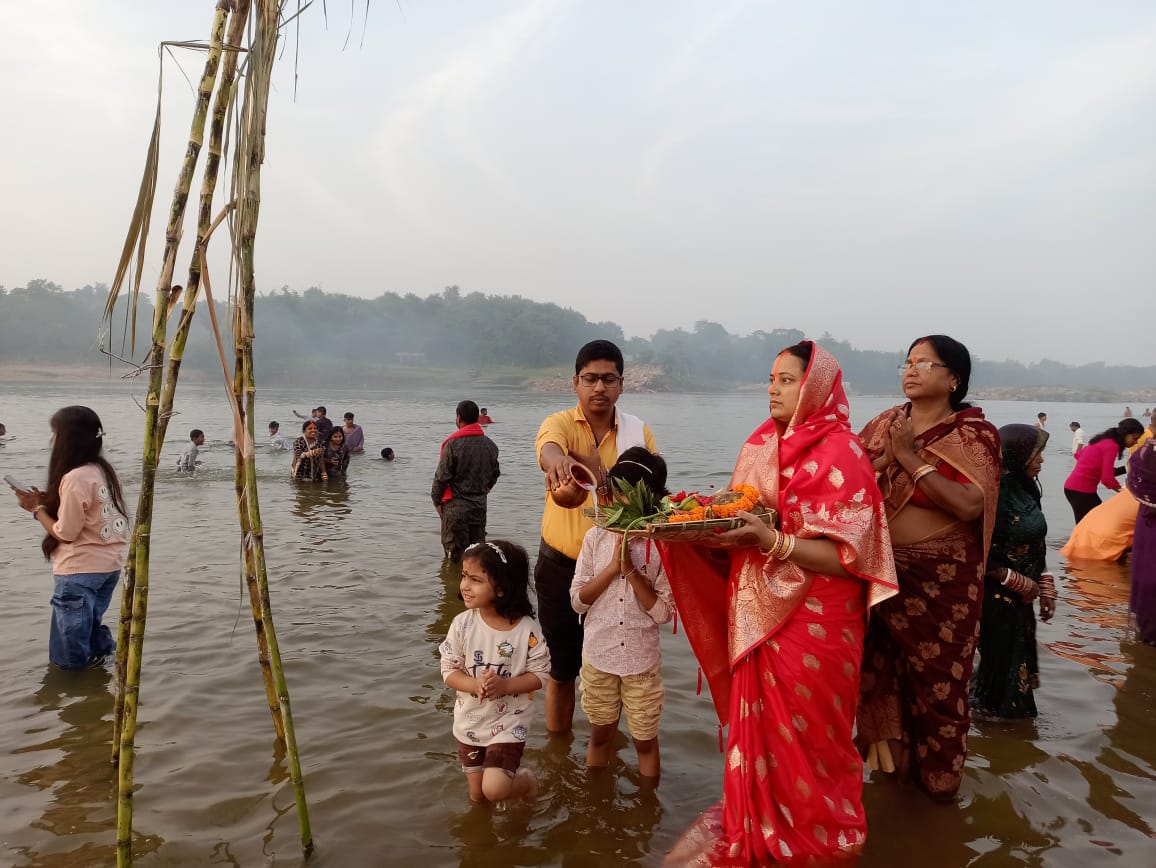 बहरागोड़ा :  स्वर्णरेखा नदी तट पर छठ व्रतियों ने उगते सूर्य को दिया अर्घ्य, परिवार की सुख-समृद्धि की कामना की