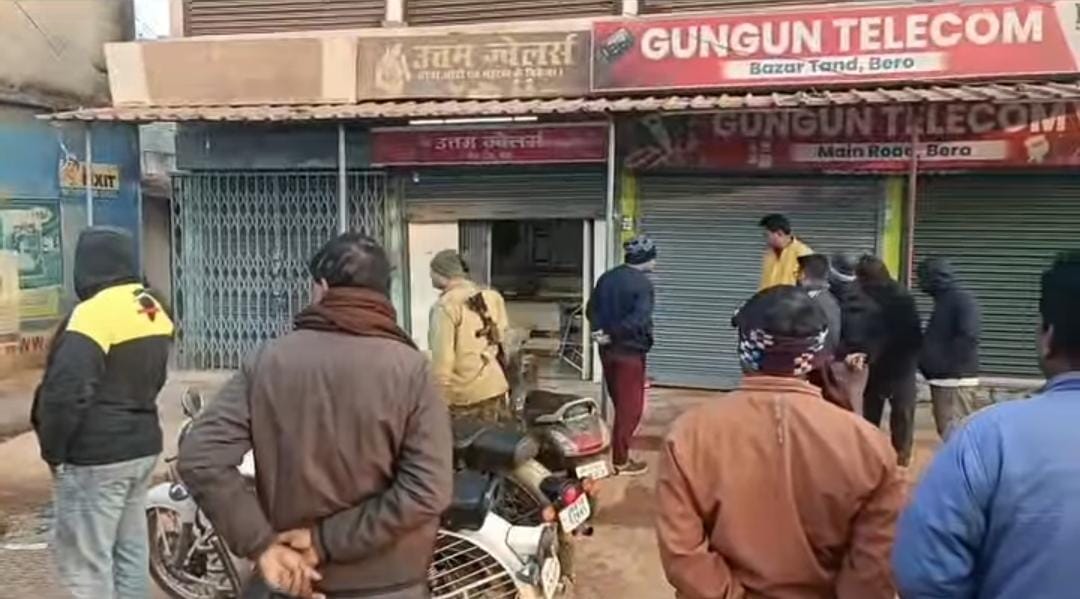 रांची :  बेड़ो में उत्तम ज्वेलर्स के नाइट गार्ड को बंधक बनाकर लाखों की चोरी