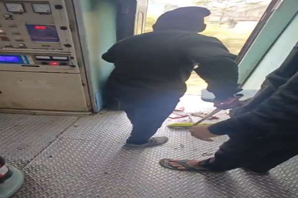 टाटानगर एक्सप्रेस में कचरा प्रबंधन की लापरवाही उजागर, OBHS स्टाफ का खुले में कचरा फेंकते वीडियो वायरल