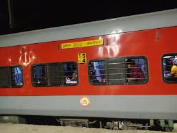 झारखंड स्वर्ण जयंती एक्सप्रेस में रात के 3 बजे चोरी, महिला यात्री का बैग ले चोर फरार