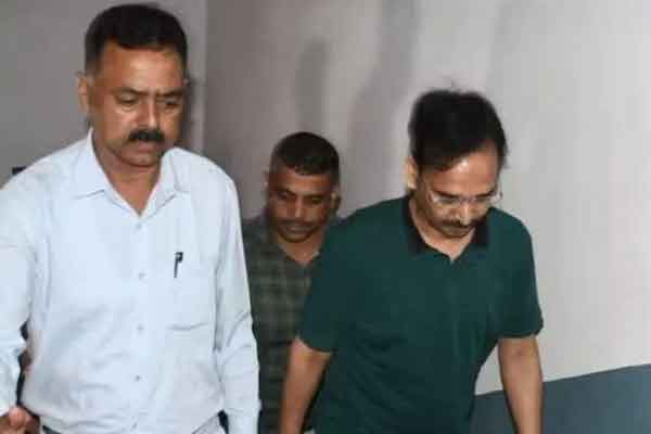 IAS विनय चौबे के करीबियों ने 2006 से 2021 के बीच 4 डीड से की संपत्ति की खरीद-बिक्री