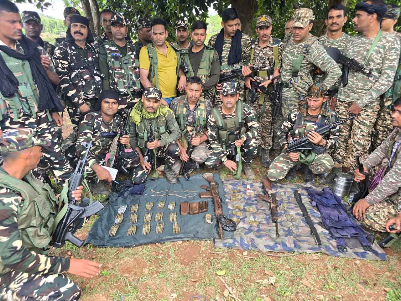 लातेहार पुलिस की बड़ी कामयाबी, जंगल में छिपाए 8 IED, हथियार और कारतूस बरामद