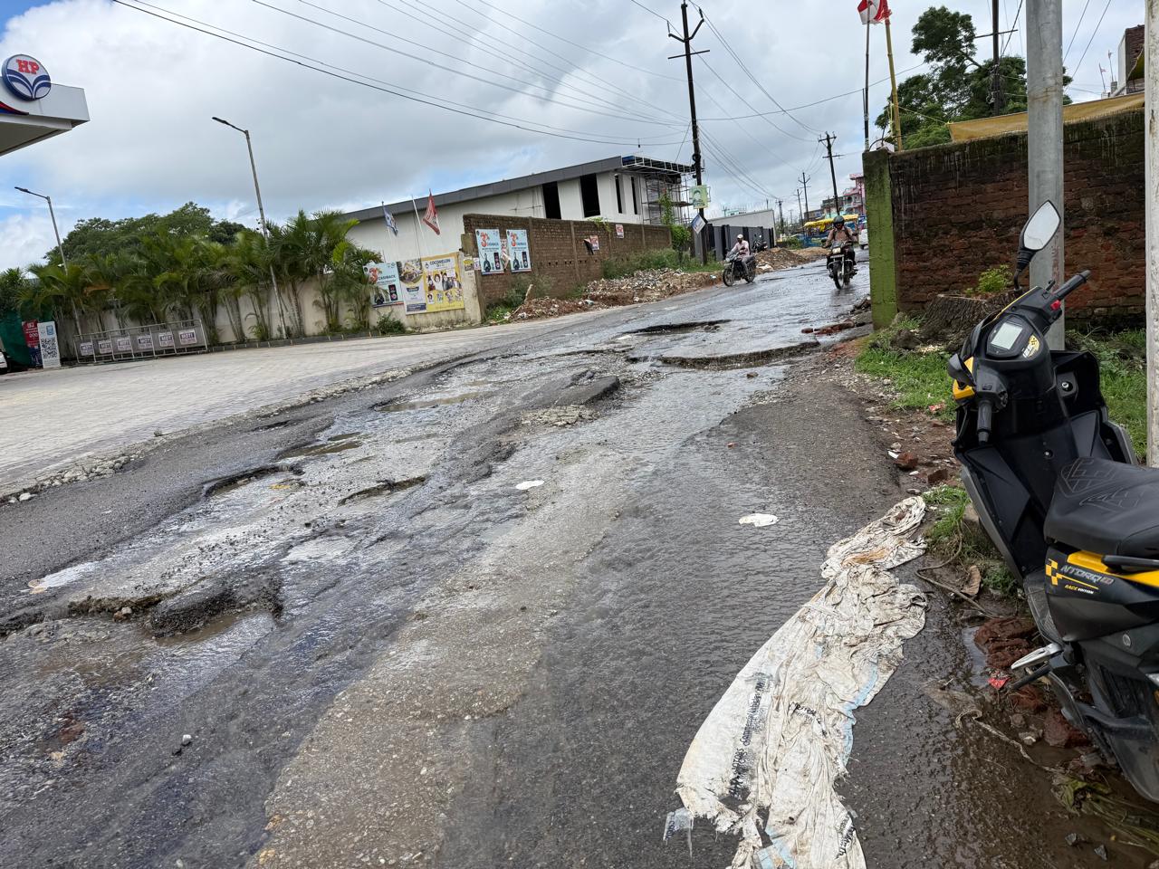 रांची : पुंदाग रोड में संभल कर चले, हाफ KM तक गड्ढे ही गड्ढे