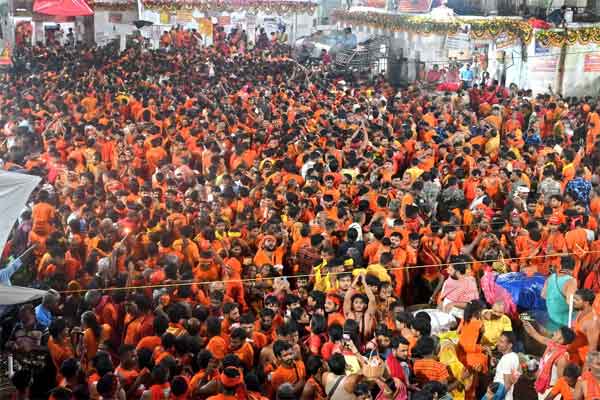 सावन की तीसरी सोमवारी पर बाबा नगरी में आस्था का जनसैलाब, 13 किमी तक लगी श्रद्धालुओं की कतार