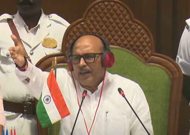झारखंड विस मॉनसून सत्र :  सदन शुरू होते सत्ता पक्ष व विपक्ष का वेल में हंगामा, कार्यावाही 12 बजे तक स्थगित