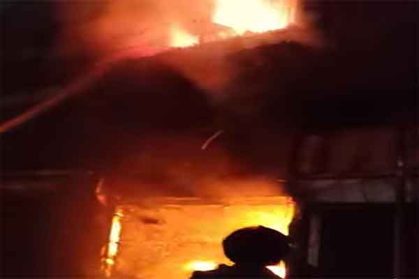 देवघर के टावर चौक पर कपड़े के शोरूम में लगी भीषण आग, लाखों का नुकसान