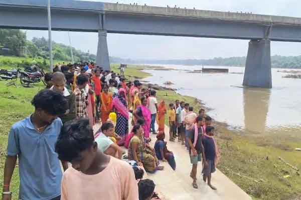 धनबाद :   करम डाली लेकर दामोदर नदी नहाने गईं पांच बच्चियां डूबीं, एक की मौत, एक लापता, तीन को बचाया गया