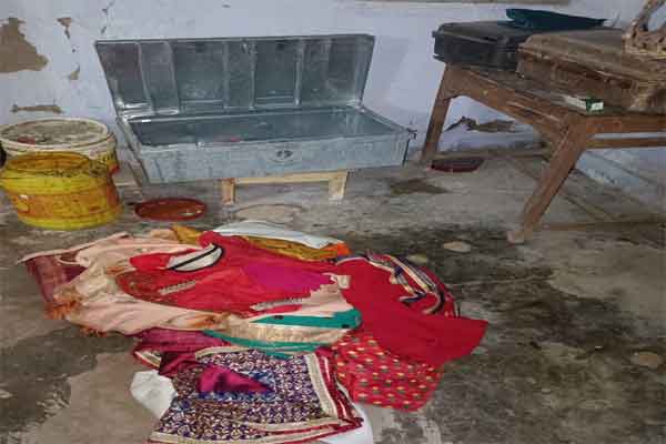 पलामू :  हाई स्कूल क्लर्क के घर को चोरों ने बनाया निशाना, नकद व गहने उड़ा ले गए